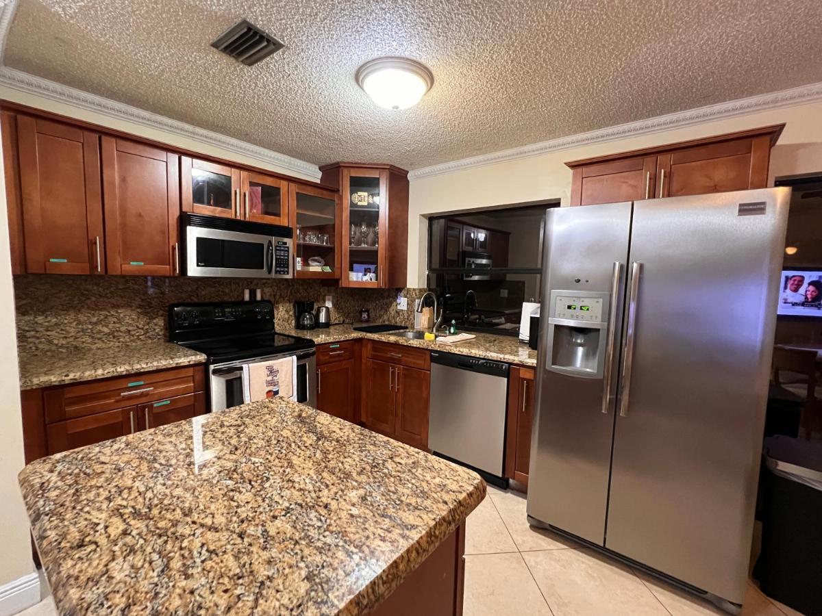 Entire Single Family Home 3 Bed 2 Bath In Water Front Big Cozy Back Yard View Coconut Creek Exterior photo