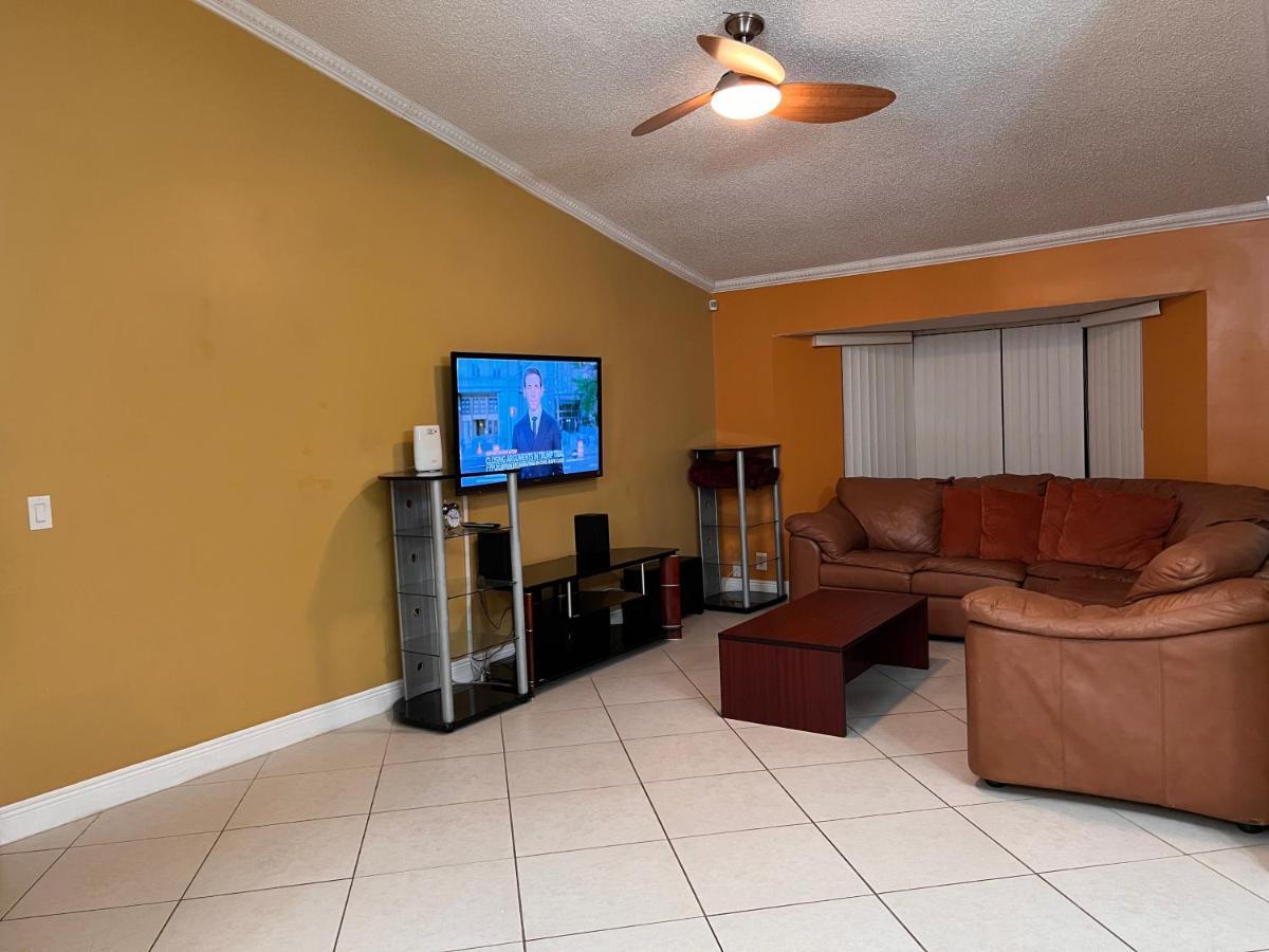 Entire Single Family Home 3 Bed 2 Bath In Water Front Big Cozy Back Yard View Coconut Creek Exterior photo