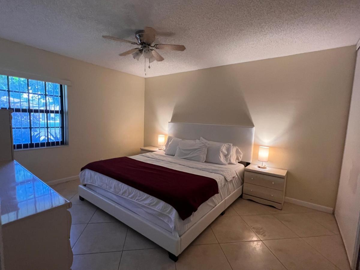 Entire Single Family Home 3 Bed 2 Bath In Water Front Big Cozy Back Yard View Coconut Creek Exterior photo