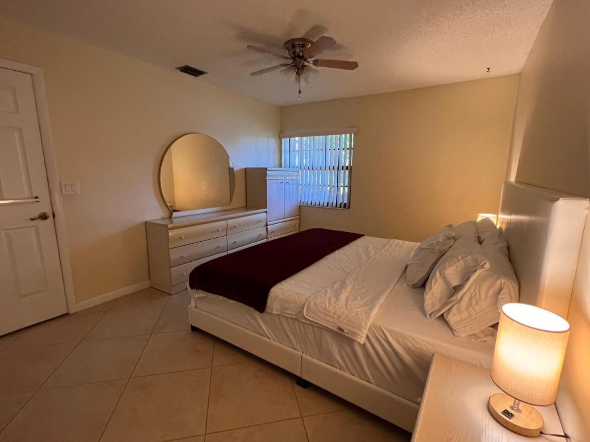 Entire Single Family Home 3 Bed 2 Bath In Water Front Big Cozy Back Yard View Coconut Creek Exterior photo