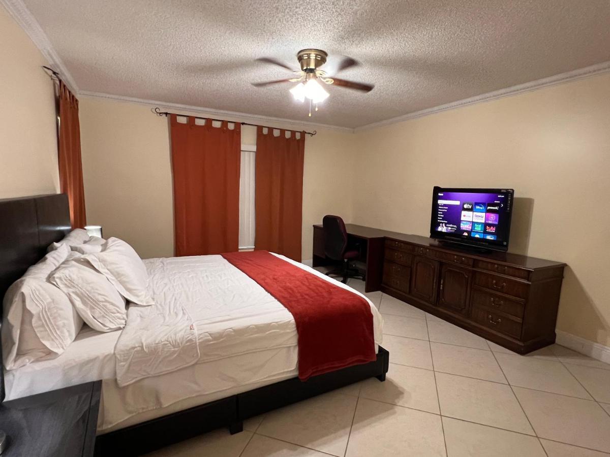 Entire Single Family Home 3 Bed 2 Bath In Water Front Big Cozy Back Yard View Coconut Creek Exterior photo